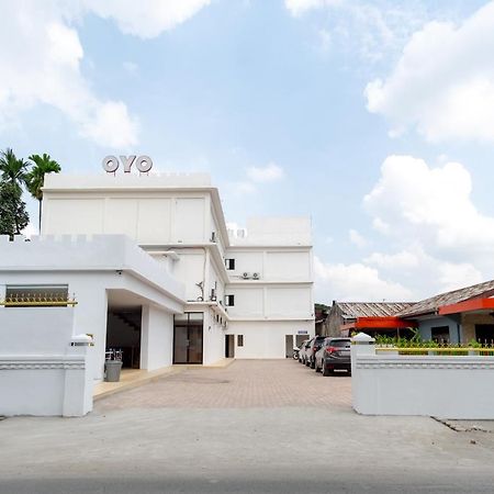 Oyo 2895 Paranginan Residence Medan Exterior foto